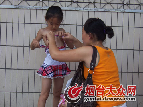 11岁小女孩游泳需要<em>穿泳衣</em>吗?-12岁女孩游泳