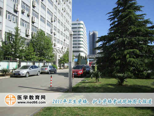 上午9:00，卫生资格考点（北京联合大学应用文理学院）归为宁静，考试开始