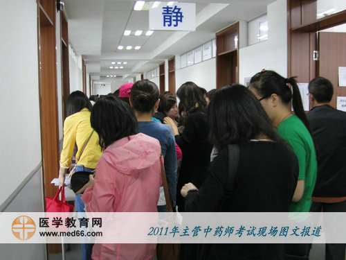 考生进入考场，楼道里挤满了正在核对信息的主管中药师考生