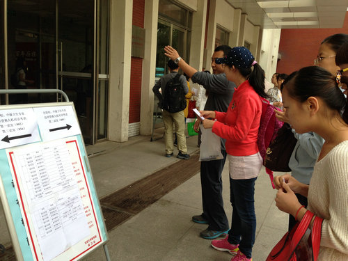 中药师考生根据指示牌查找自己的考场位置