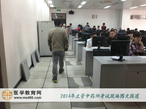 2014主管中药师考生陆续进入考场准备考试
