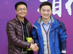 抽奖环节,两位高分学员合影