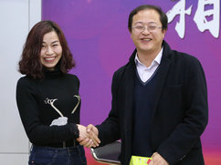 梁峥先生与获奖学员现场合影