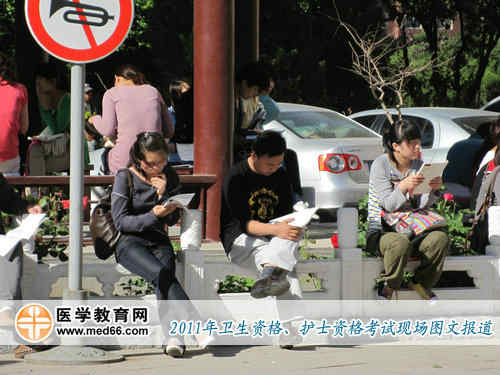 抓紧时间复习的护士考生