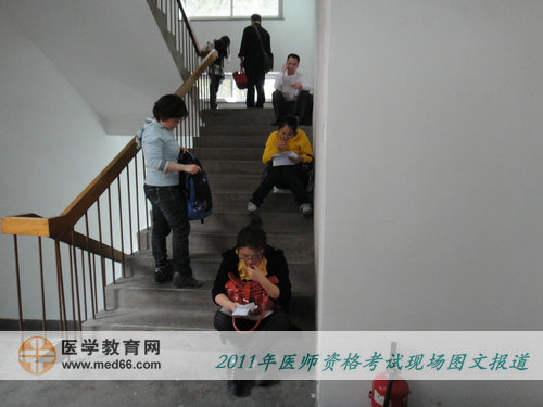 医师资格考前，楼梯成为了考生复习的最佳场所