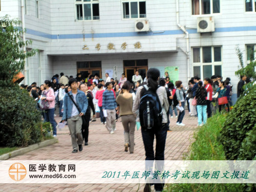 2011年医师资格考试北京上地实验学校考点，考生陆续进场