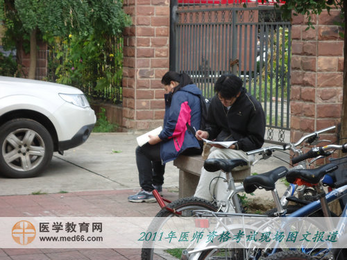 医师资格考前，考生安静地在角落看书