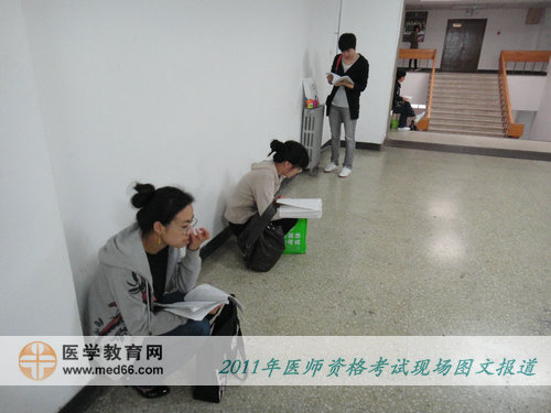 医师资格考前，考生各自在角落复习