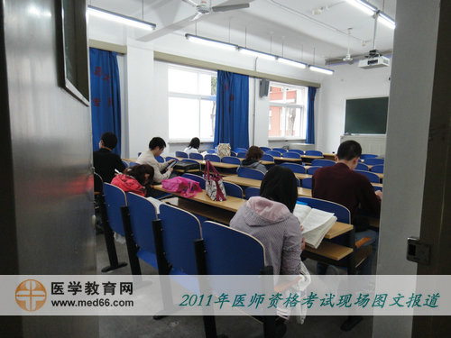 医师资格考前，考生已进入考场，抓紧最后时间复习