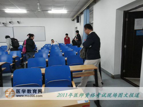 2011年医师资格考试当天，考生陆续进入自己的考场