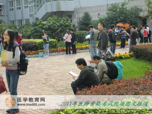 医师资格考试开考前，考生利用最后一点时间紧张复习