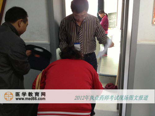 执业药师考试监考老师认真核对考生身份