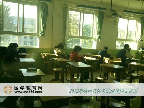 执业药师考试考点43中学教室内