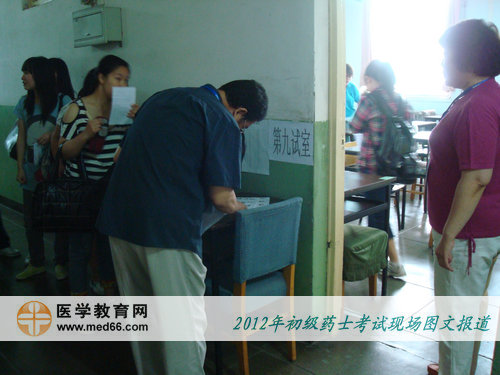 监考老师正在认真的核对考生信息！