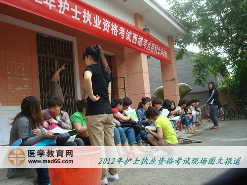 �뻤ʿ��������һ��Сʱ��ʱ�䣬��һ��ڽ��ŵĸ�ϰ���У�