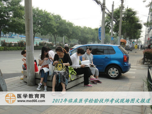 考生们正在进行最后的考前冲刺！