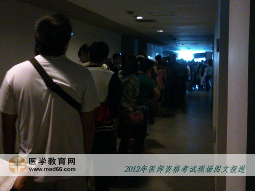 口腔医师计算机化考试存包处排起的长龙