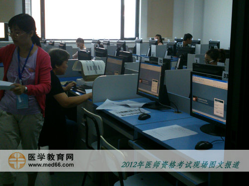 口腔医师考场内正在帮考生核对信息的老师