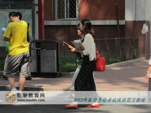 医师考试结束，美女监考走出考场