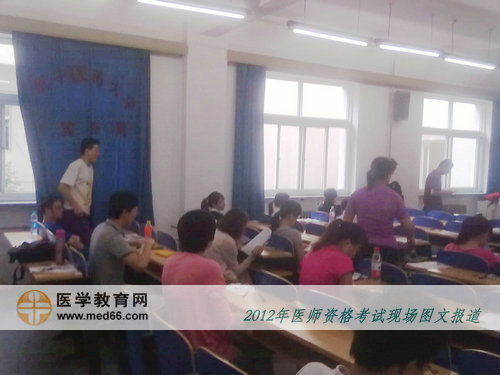 医师考场内考生抓紧考前的时间复习