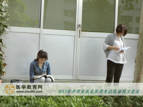 中西医助理医师考生利用最后一点时间强化记忆