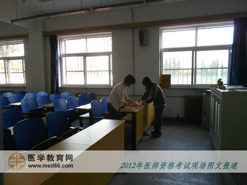 中医医师考生入场前，监考老师忙着分贴座位号