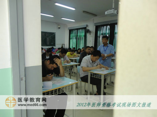 临床医师考生正在答题