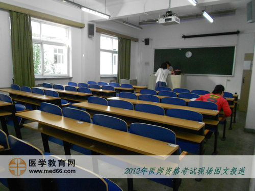 中医医师考生正在讲台进行签到