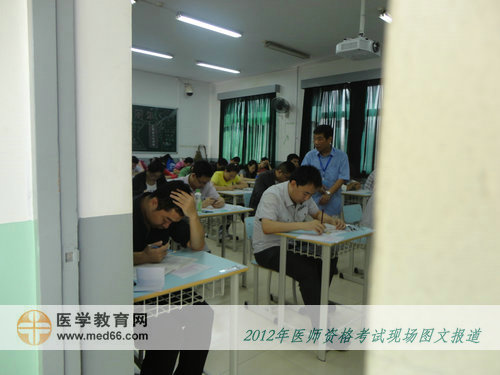 临床医师考场内，监考老师正在巡考