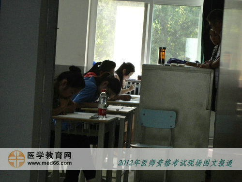 临床医师考试开始后，监考老师仔细确认考生信息