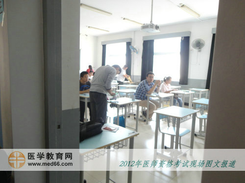 临床医师考生向记者投来好奇的目光