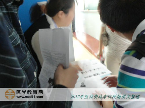 临床医师考生正在核对个人考场信息