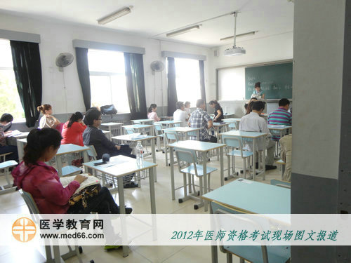 医师考场内，考生抓紧时间复习