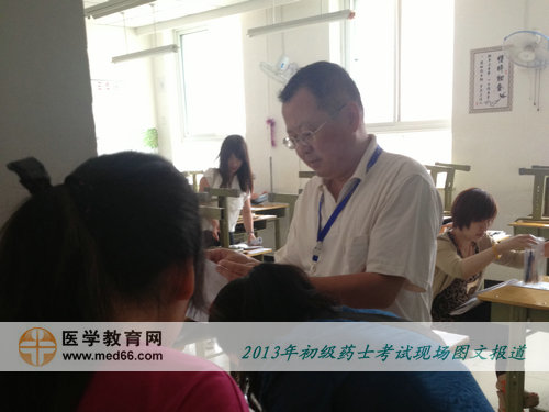 初级药士考场考官在核对考生信息