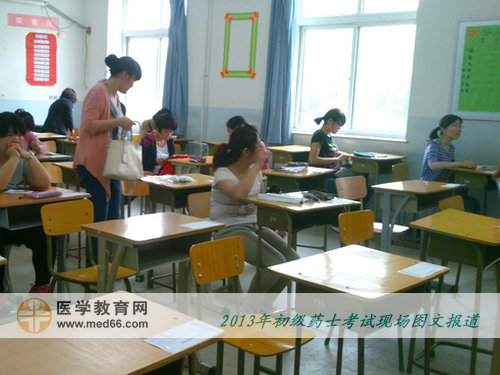 初级药士考生在熟悉考场，准备考试