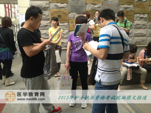 2013年护士资格考试-同学凑在一起 互相讨论复习