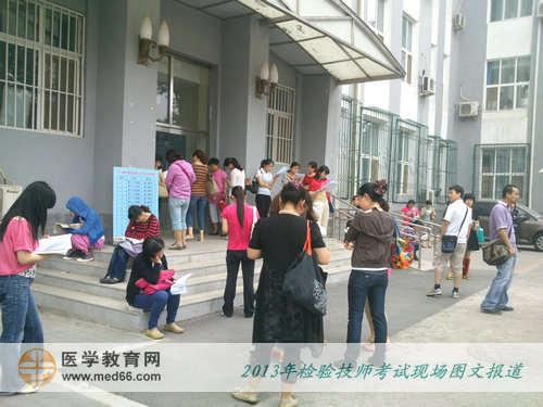 参加2013年检验技师考试的考生在做最后的冲刺备考