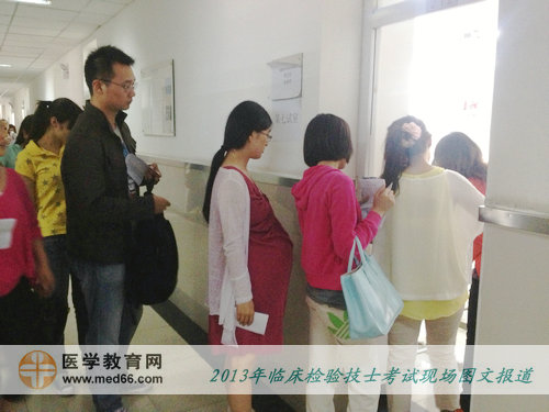 检验技士考生在考室门口排队核对信息，进入考室