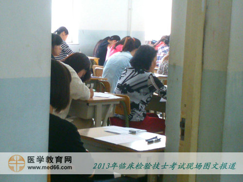 临床医学检验技士考试开考后，考生开始答题