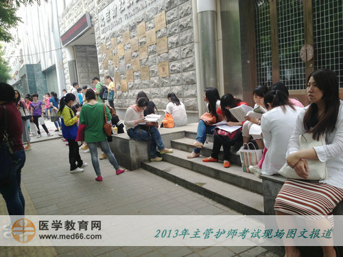 考场外，主管护师考生在进行最后阶段的复习