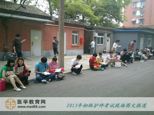 8:30考试进场前，护师考生们在考场外席地而坐继续备考