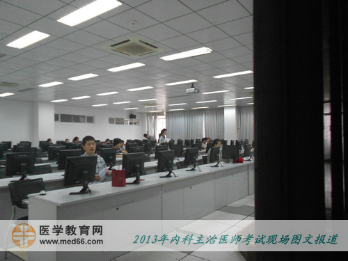 陆续有考生进入考场，开始内科主治医师考试