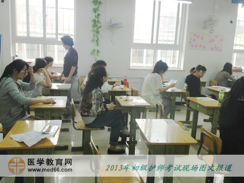 护师考试开考后，监考老师再次核对每个考生的信息