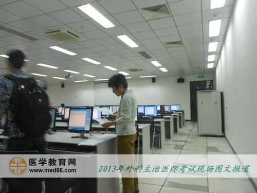 监考老师进行外科主治医师考前准备工作