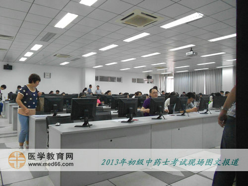 初级中药士考生陆续进场，考试即将开始