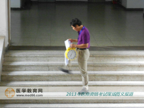 这位大哥参加医师资格考试居然将家里的挂钟带来了！