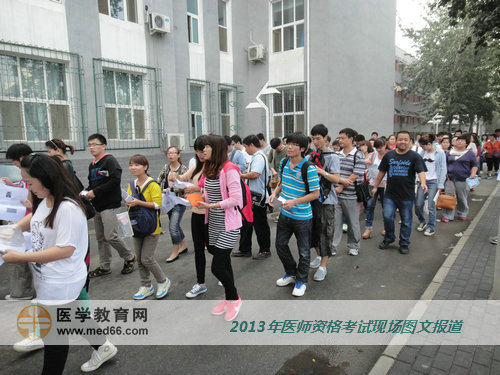 笑对镜头的医师资格考试考生，乐观的你们定能过关