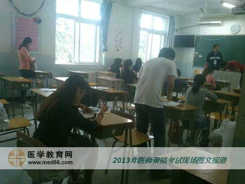 2013年医师考试考生陆续入场就座，准备考试