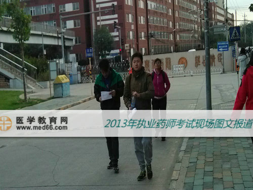 2013年执业药师考试现场报道——考生入场