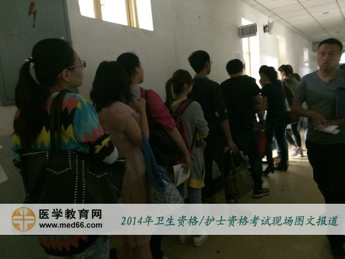 卫生资格考试考生排队等候检查证件进入考场